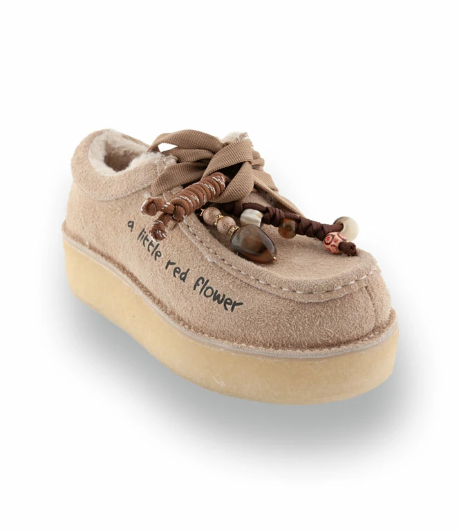 Beiger warmgefütterter Cozy-Winter-Schuh mit Schmuckdetails – ideal für Trend 2025 Chunky Winter Boots