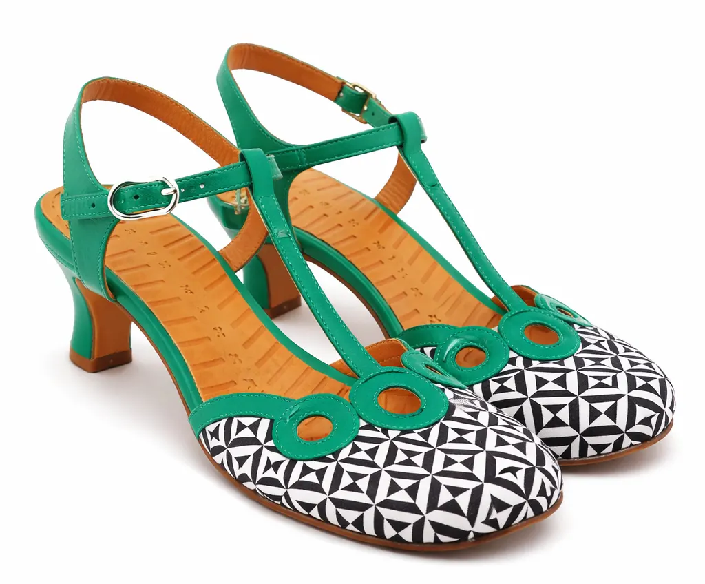 Chie Mihara mit grün schwarz weissem Muster